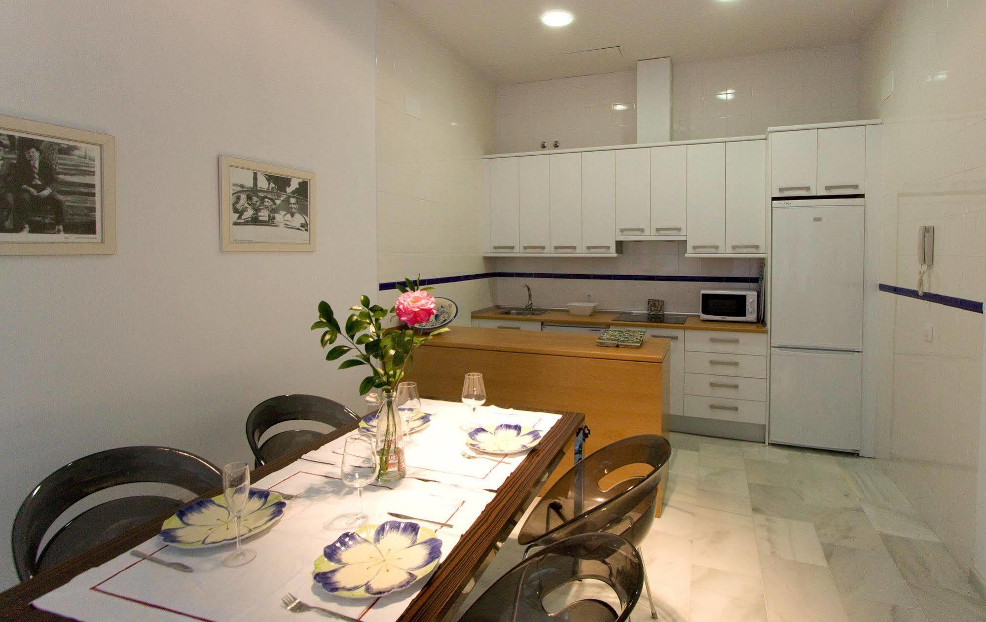 Apartamentos Plaza Pilatos Seville Ngoại thất bức ảnh